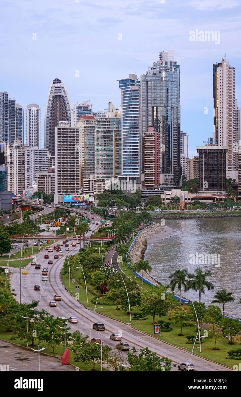 Panama City Skyline Blick von Balboa Avenue, Küste (Cinta Costera). Punta Paitilla, Punta Pacifica in Fron der Panama Bay am Pazifischen Ozean. Stockfoto