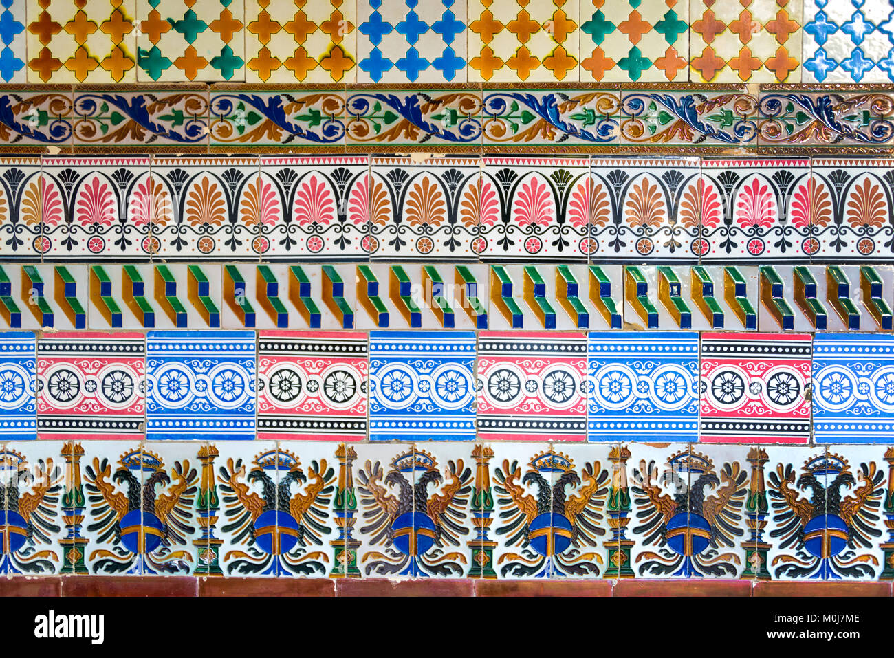 Mosaik der alten bunten Azulejos (spanische Keramikfliesen) an einer Wand Stockfoto