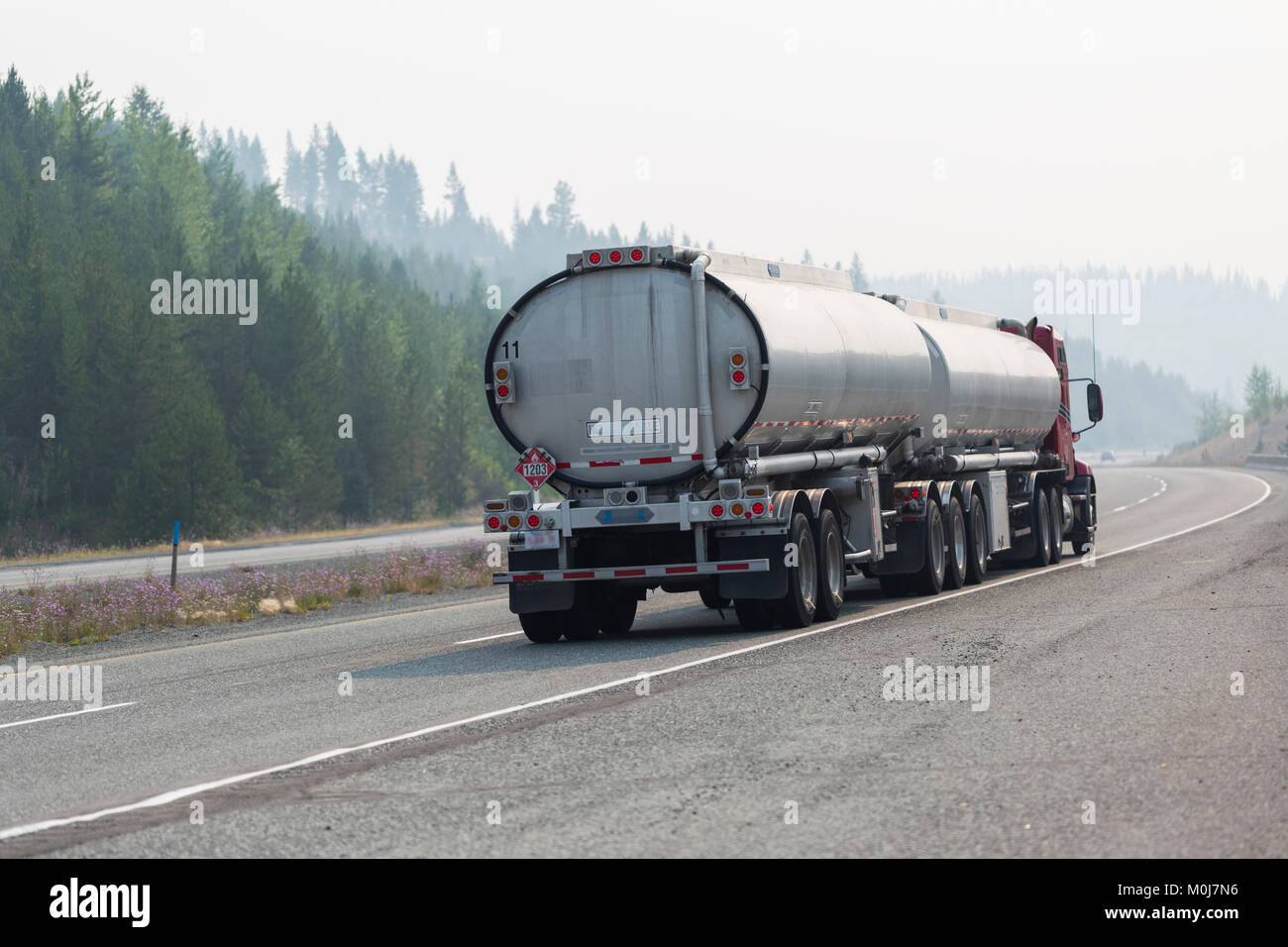 Ein Transporter auf der Autobahn, der auf dem Coquihalla Connector nach Westen von Naramata nach Vancouver fährt. Es gab einen rauchigen Dunst wegen der vielen Wälder... Stockfoto