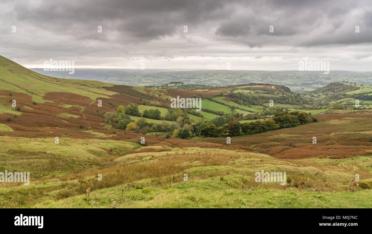 Blick über die Landschaft der Brecon Beacons National Park an einem bewölkten Tag, vom Evangelium Pass, Powys, Wales, UK gesehen Stockfoto