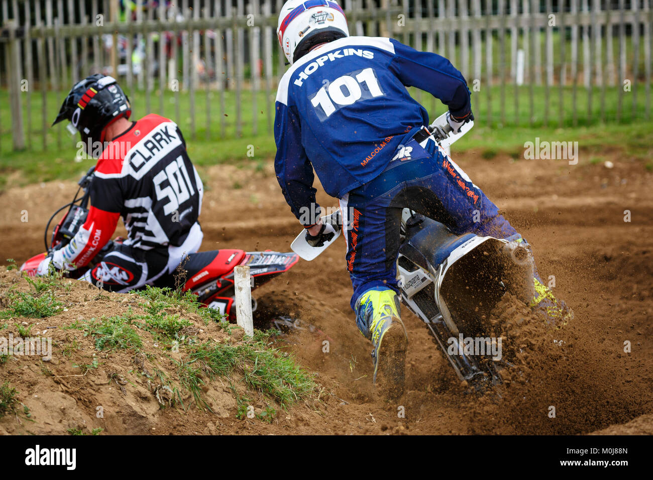 Tim Clark auf einer Honda 450 Ecken vor Aaron Hopkins auf einer Husqvarna an der NGR und ACU östlichen EVO Meisterschaften, Cadders Hill, Lyng, Norfolk, Großbritannien. Stockfoto