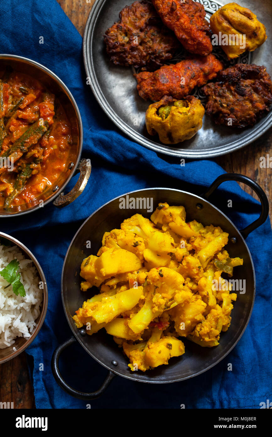 Indisches essen mit Aloo Gobi, Okra, Curry, Reis und pakoras Stockfoto