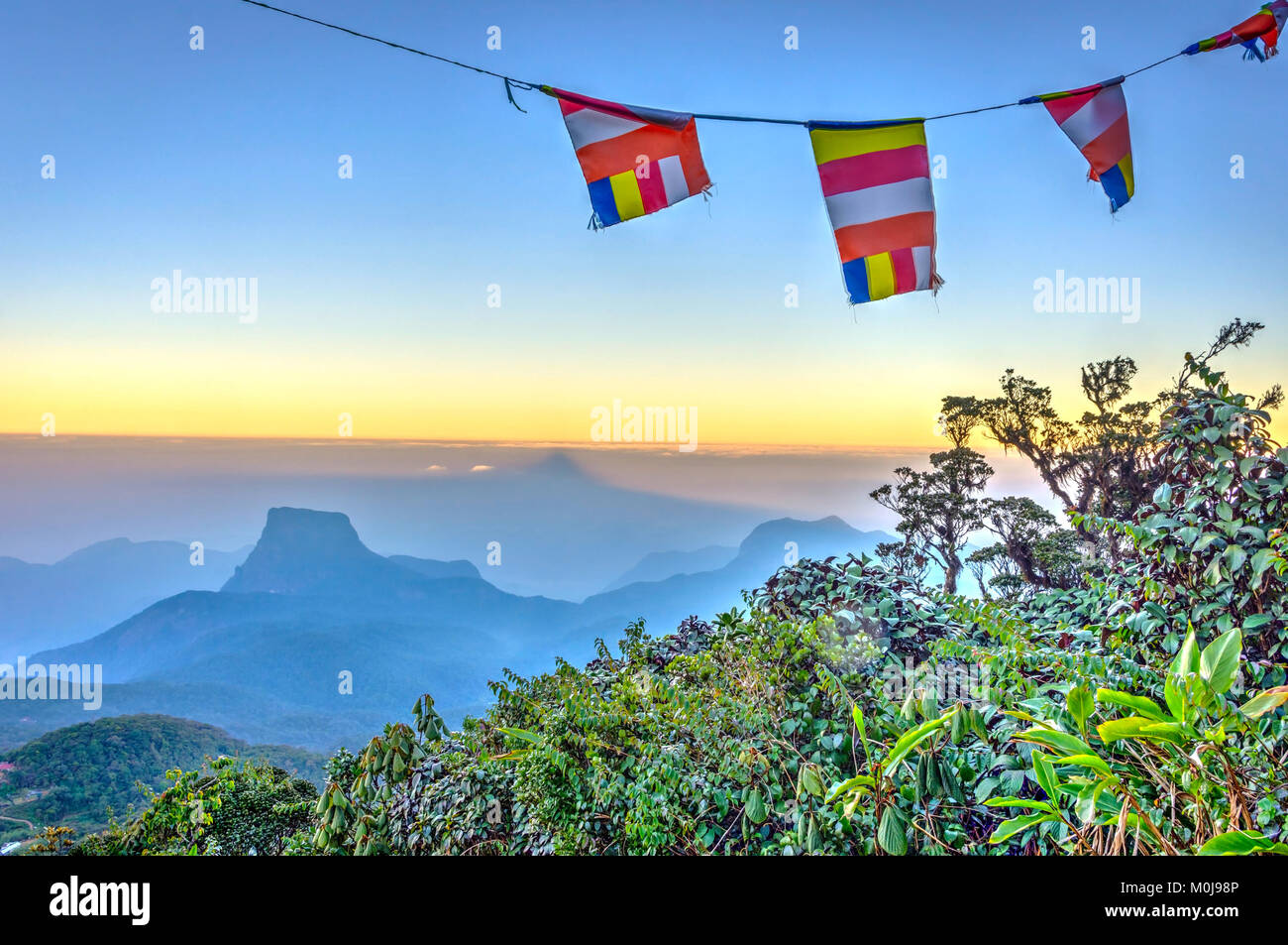 Adams Peak Mountain Schatten über der Bergkette, Sri Lanka Stockfoto