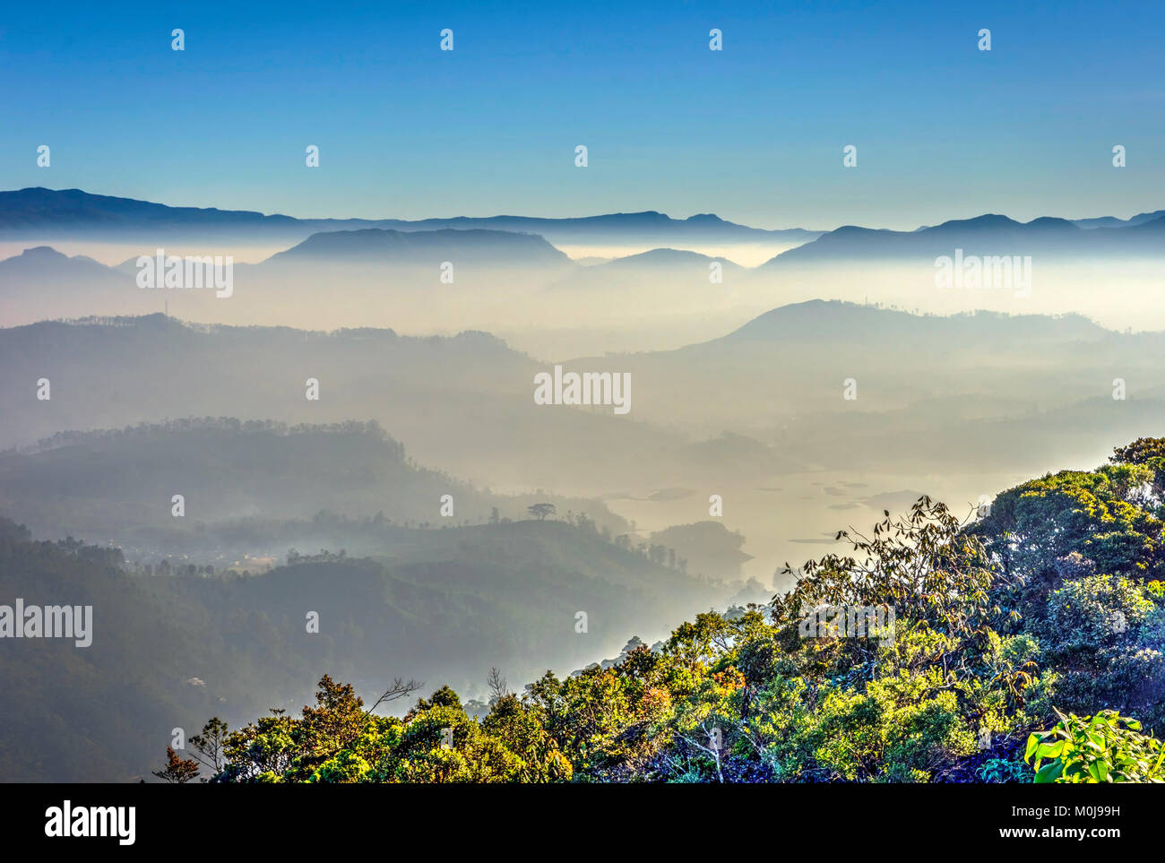 Schöne Landschaft bei Sonnenaufgang von Adams Peak gesehen, Sri Lanka Stockfoto