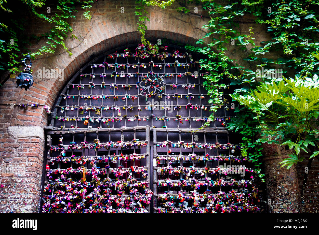 VERONA, ITALIEN - Juni 02, 2014: Schlösser attachted an die Mauer von Julias Haus in Verona als Beweis der Liebe Stockfoto