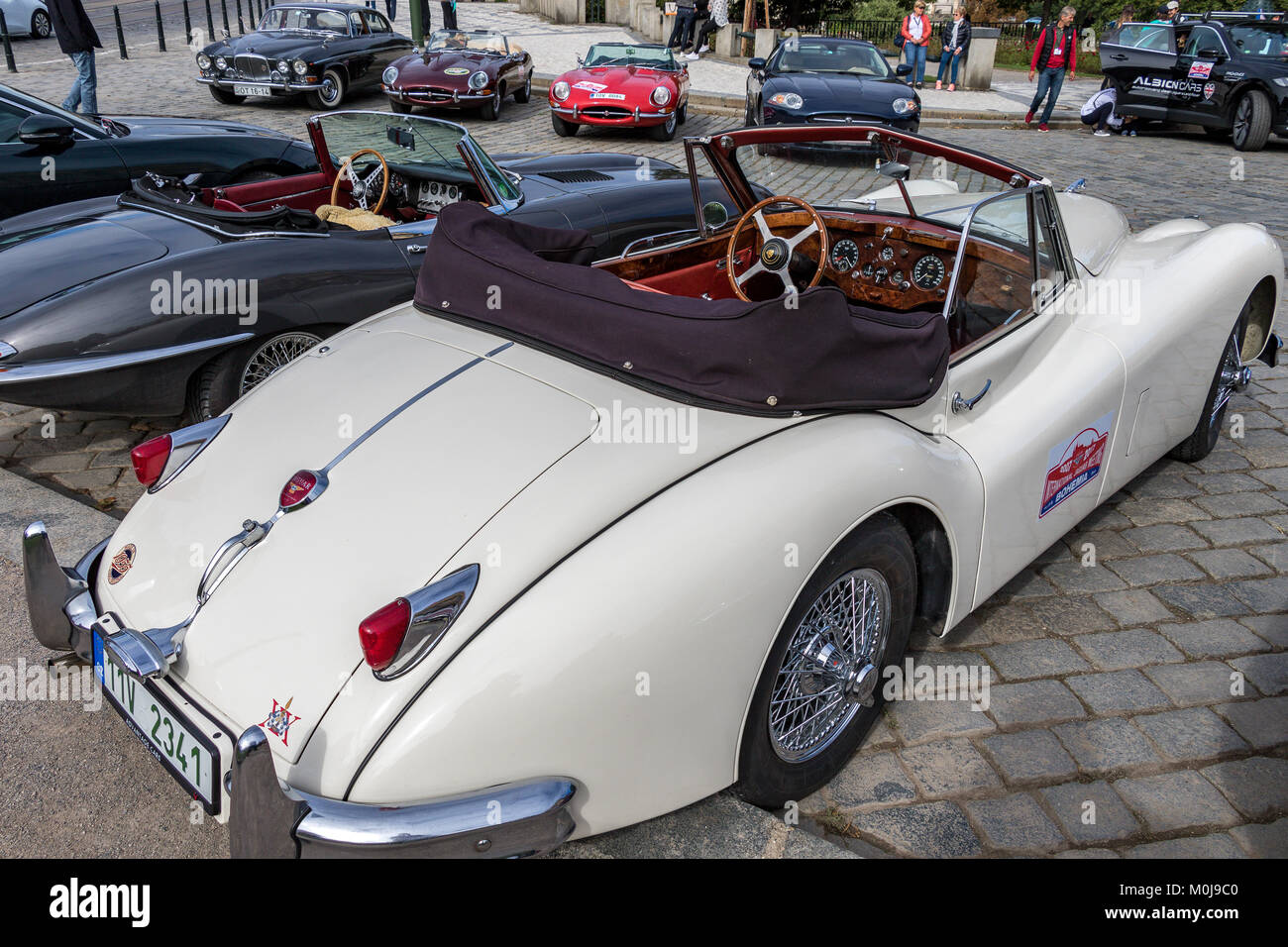 1955 White Jaguar XK 140 bei einem Jaguar Oldtimer Rallye, Prag, Tschechische Republik Stockfoto