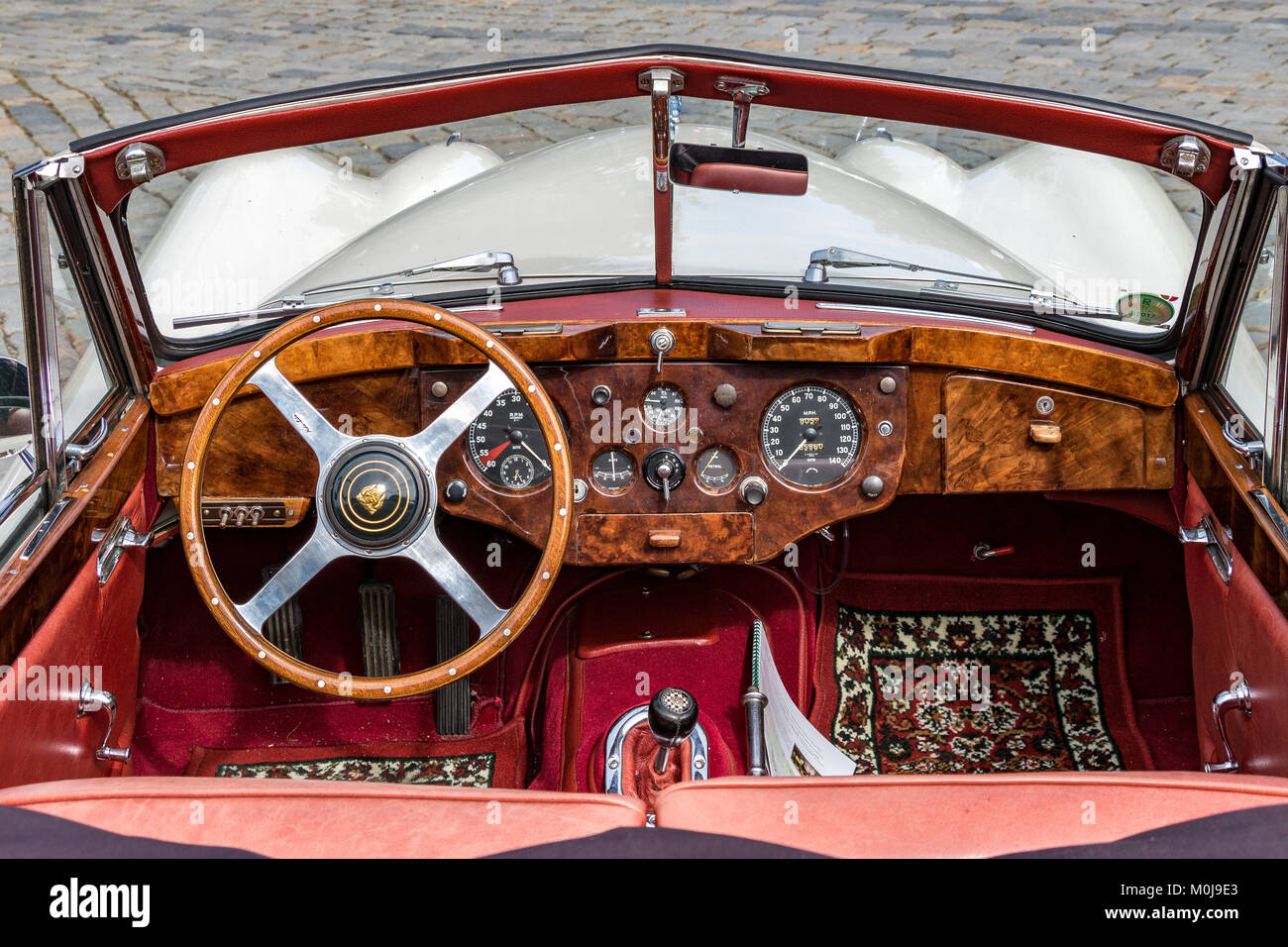 Nahaufnahme der Innenraum eines 1955 Weiße Jaguar XK 140 bei einem Jaguar Oldtimer Rallye, Prag, Tschechische Republik Stockfoto
