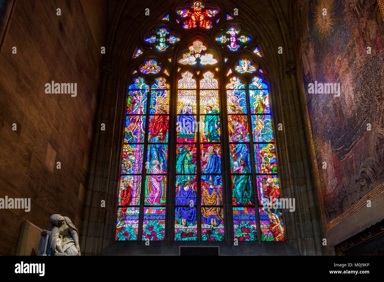 Die Kapelle des Hl. Ludmila in Prag, die St. Vitus Kathedrale mit der schönen Glasmalereien Pfingsten Glasfenster gemalt von Max Švabinský Stockfoto