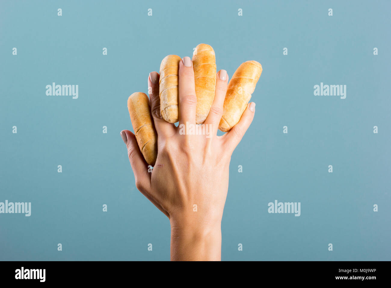 Woman's Hand Käse Finger Stockfoto