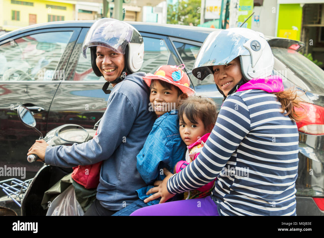 Familie Motorrad fahren; Phnom Penh, Kambodscha Stockfoto