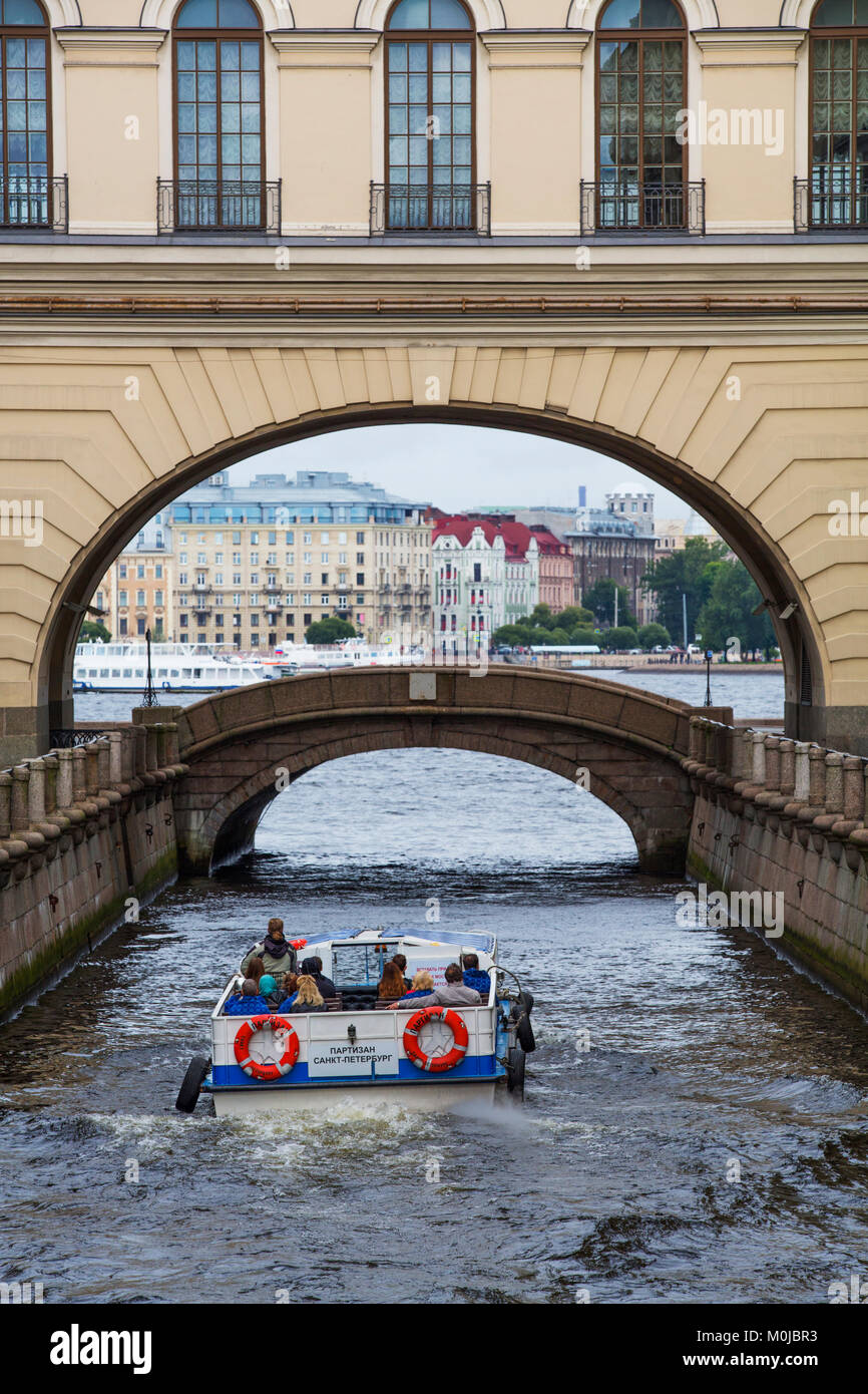 Tour Boot auf dem Fluss Moyka canal; St. Petersburg, Russland Stockfoto