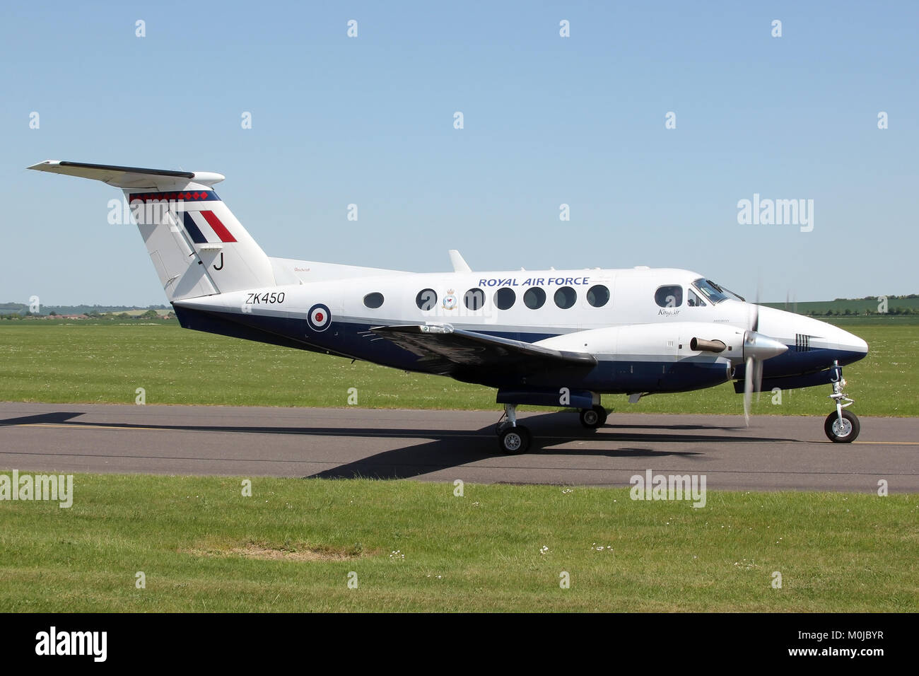 RAF Beechcraft King Air, das Rollen auf RAF Cranwell bei Abschluss eines Duxford Air Show zurückzukehren. Der Typ ist für die Schulung verwendet. Stockfoto