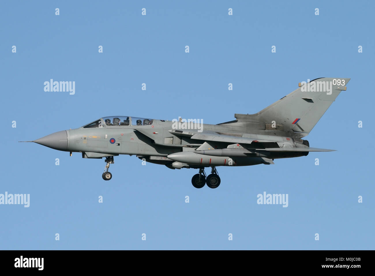 Unmarkierte RAF Tornado GR4 vom Marham Flügel drehen auf Final Approach auf einem hellen klaren Tag. Stockfoto