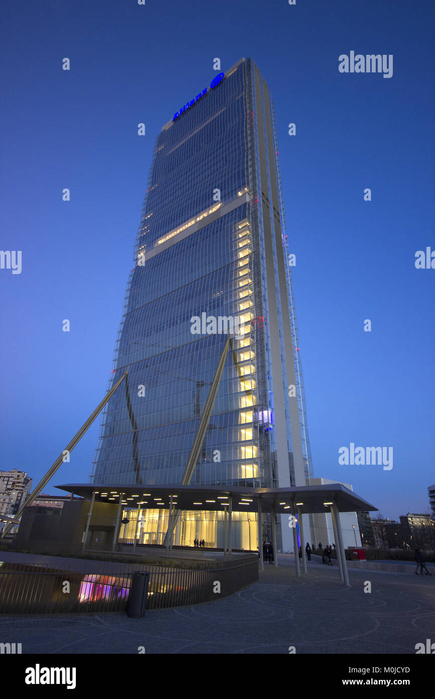 Ein wunderbares Bild von der wunderschönen Isozaki Turm' der CityLife, Mailand, Italien, in der Dämmerung aus der Ferne Stockfoto