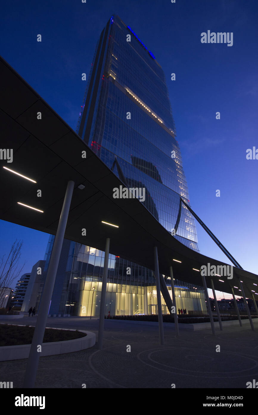 Eine fantastische Wide Angle Shot der "isozaki Turm' der CityLife, Mailand, Italien, in der Dämmerung Stockfoto