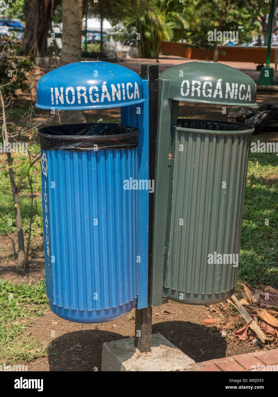 Öffentliche Mülleimer in einem Park für das Recycling von organischen und anorganischen Abfällen in Santa Cruz Bay Oaxaca, Huatulco, Mexiko Stockfoto