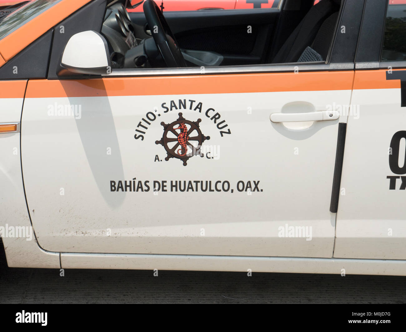 In der Nähe der Fahrertür Wappen der Stadt Taxi in Santa Cruz Bay Huatulco, formal genannt BahÃ-as de Huatulco, Oaxaca, Mexiko Stockfoto