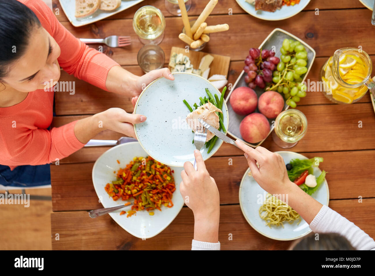 Frauen Huhn essen zum Abendessen Stockfoto