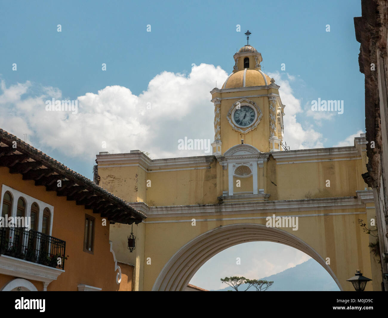 Die Santa Catalina Arch auf der 5th Avenue in La Antigua Guatemala, Guatemala gebaut als Brücke zum Verbinden zweier Klöster Stockfoto