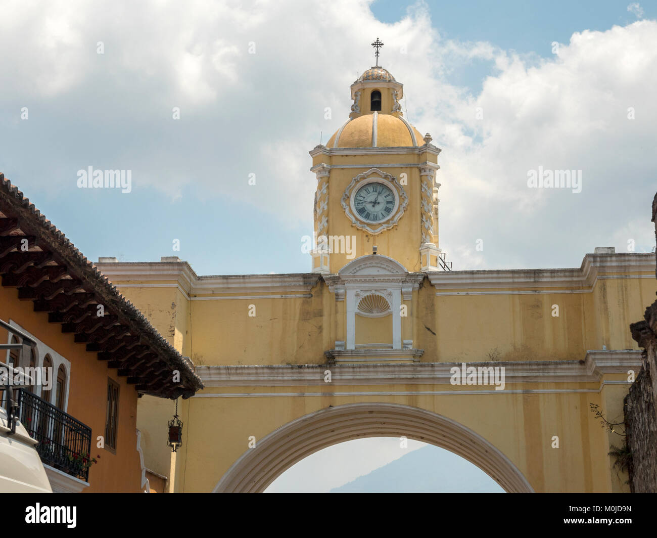 Die Santa Catalina Arch auf der 5th Avenue in La Antigua Guatemala, Guatemala gebaut als Brücke zum Verbinden zweier Klöster Stockfoto