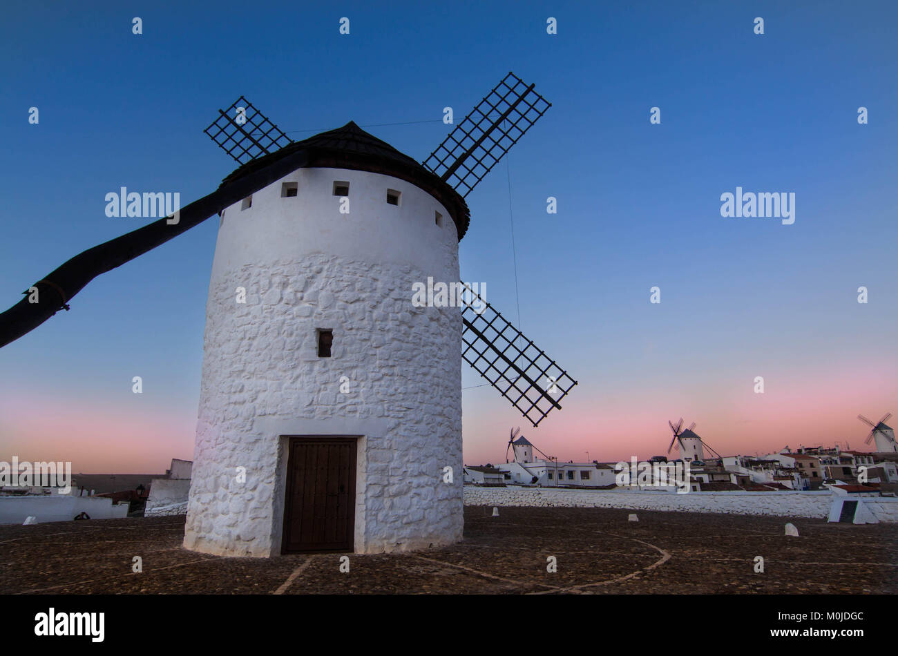 Windmühlen route, Alcázar de San Juan, Provinz Toledo, Spanien, La Mancha, Don Quixote route, Panoramaaussicht bei Sonnenuntergang Stockfoto