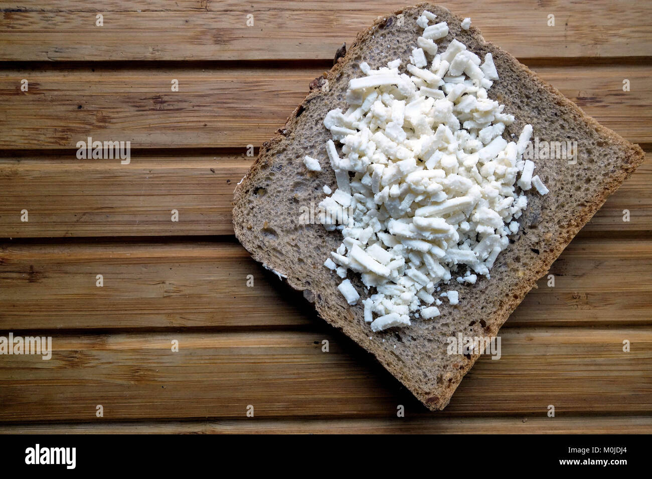Griechische Anthotyros Käse auf Braun Vollkornbrot Stockfoto