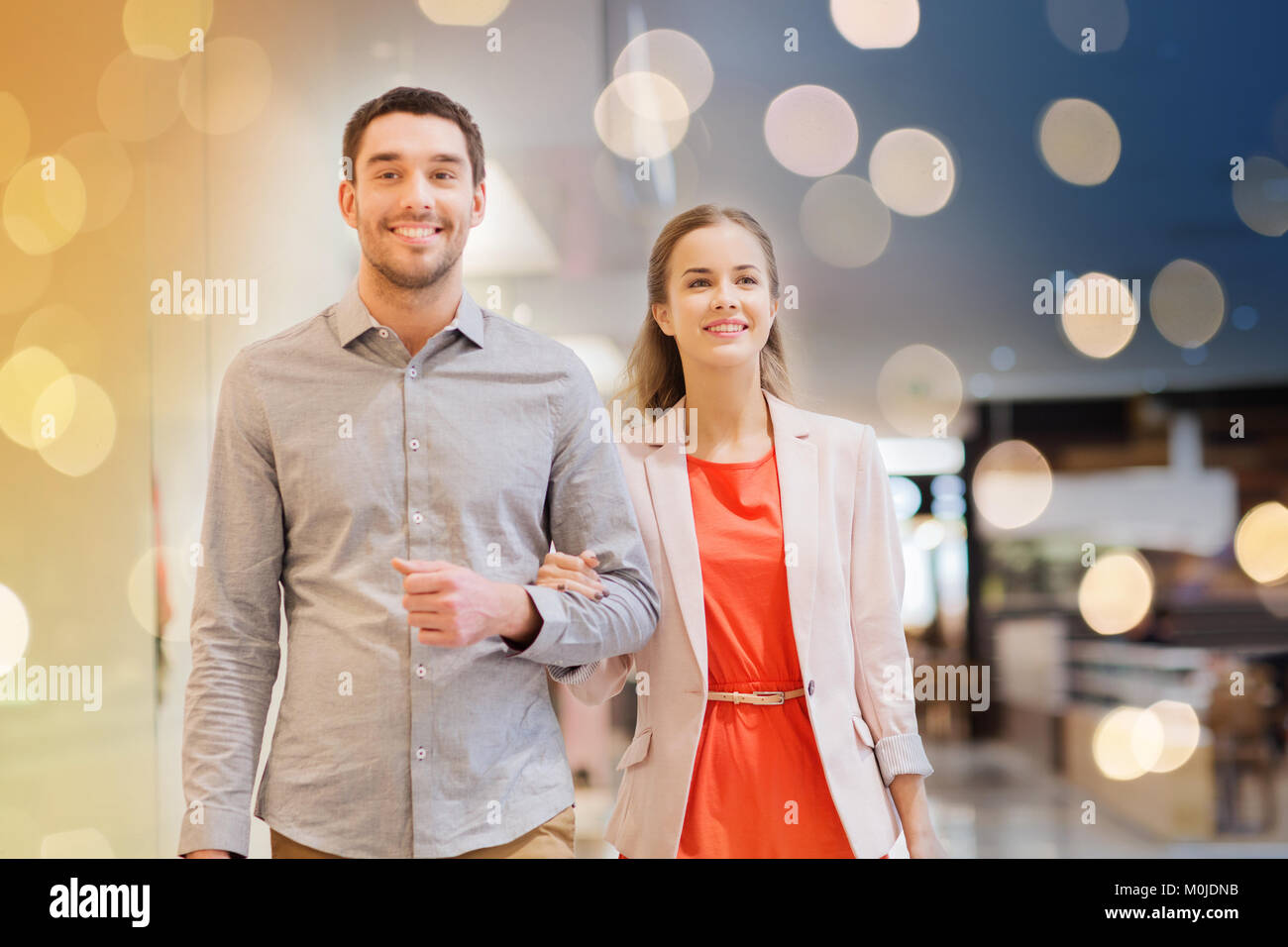 glückliches junges Paar mit Einkaufstüten in der mall Stockfoto