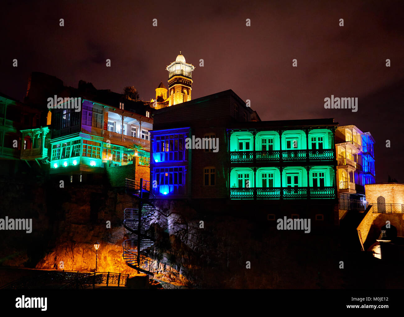 Die Festung Narikala und öffentliche Schwefelsäure Badewanne mit bunten Lichtern in der Nacht im Zentrum von Tiflis, Georgien Stockfoto