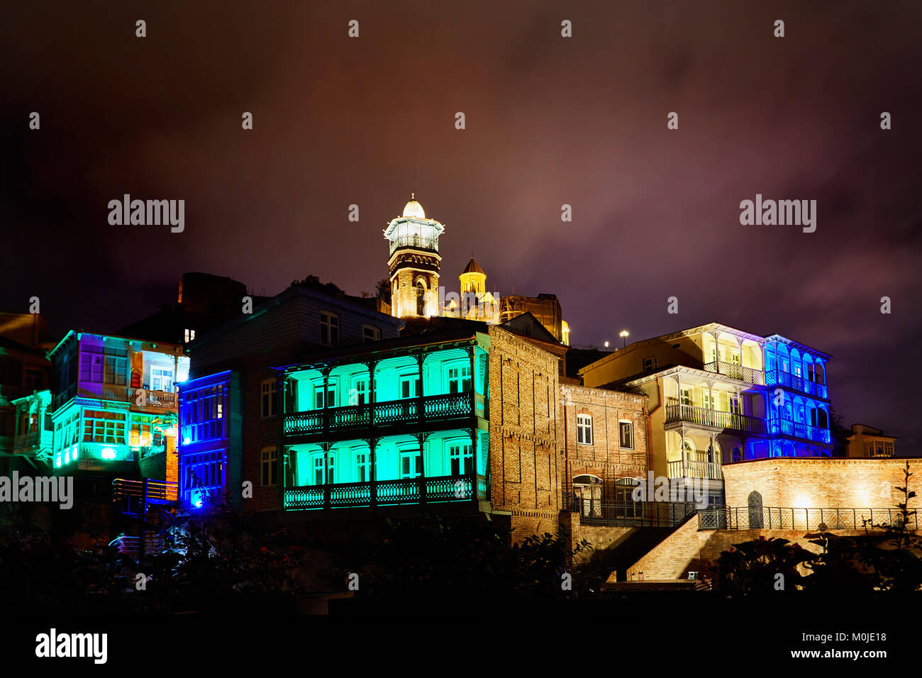 Die Festung Narikala und öffentliche Schwefelsäure Badewanne mit bunten Lichtern in der Nacht im Zentrum von Tiflis, Georgien Stockfoto