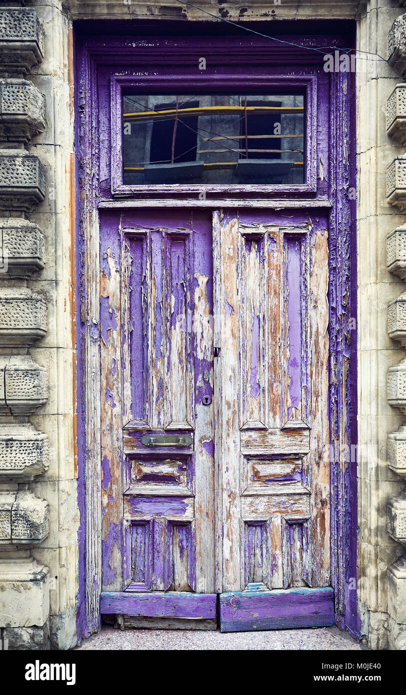Alte lila hölzerne Tür auf die Straße, in der Altstadt von Tiflis, Georgien Stockfoto