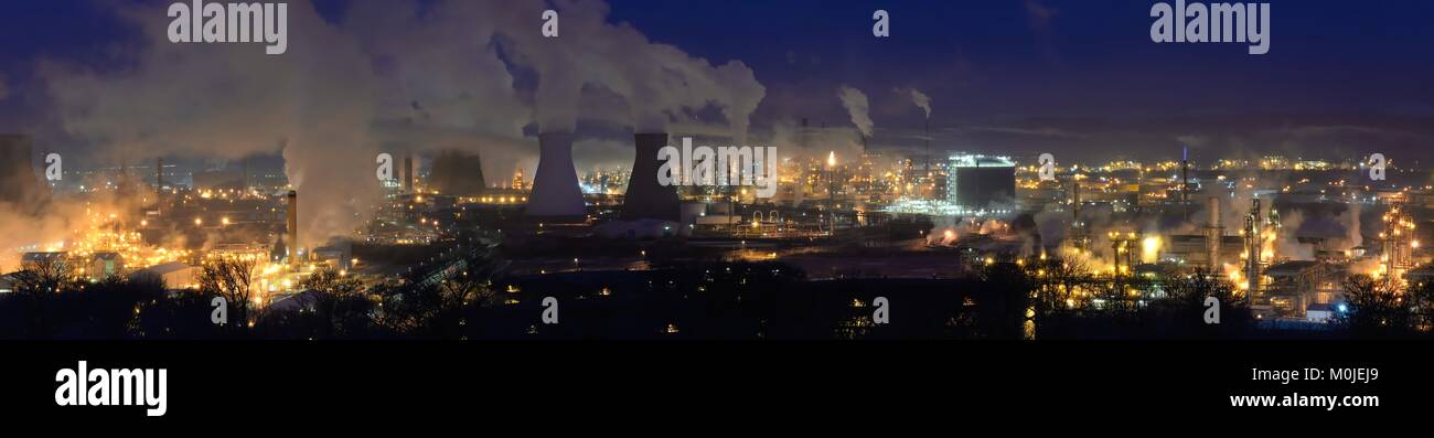 Genähte Panoramabild der Ineos Raffinerie in Grangemouth, East Stirlingshire, Schottland, UK Stockfoto