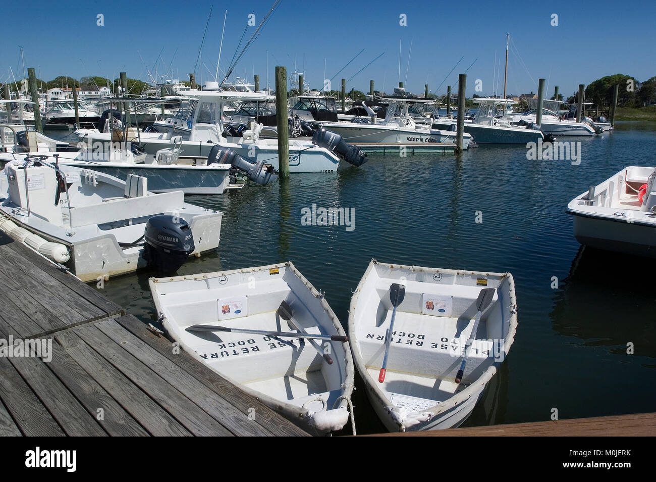 Blick von der Docks an Allen's Harbour Marina - Harwich Port, Massachusetts, Cape Cod, USA Stockfoto