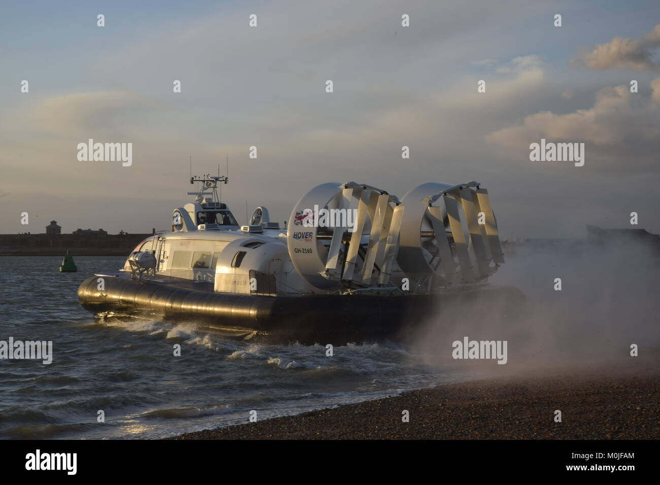 Die amphibischen Hovertravel hovercraft Abfahrt Southsea Hoverport, Passagiere, die über den Solent bei Sonnenuntergang auf der Isle of Wight zu Ryde Stockfoto