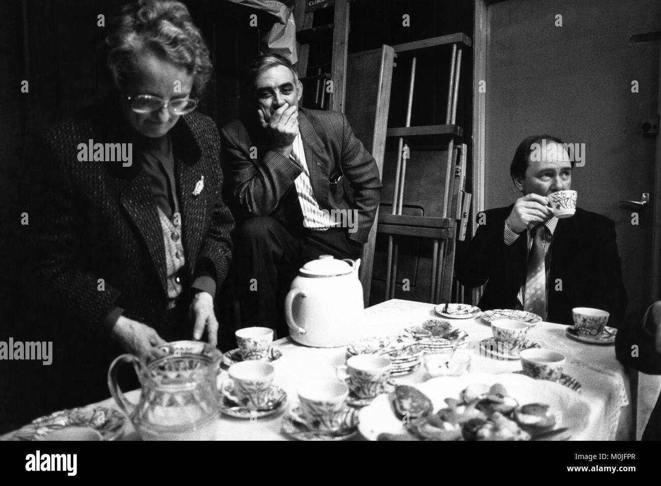 Die Mitglieder des Ausschusses in Kaffee & Kuchen backstage bei Village Hall kleine eisteddfod Llangynidr Powys Wales UK Stockfoto Die Mitglieder des Ausschusses in Kaffee & Kuchen backstage bei Village Hall kleine eisteddfod Llangynidr Powys Wales UK Stockfoto