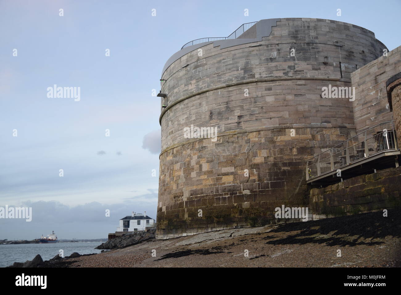 Der runde Turm bei Ebbe, Portsmouth, Großbritannien Stockfoto