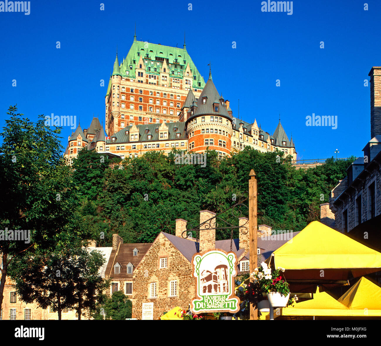 Cafe vom Chateau Frontenac, Quebec City, Quebec, Kanada dominiert Stockfoto