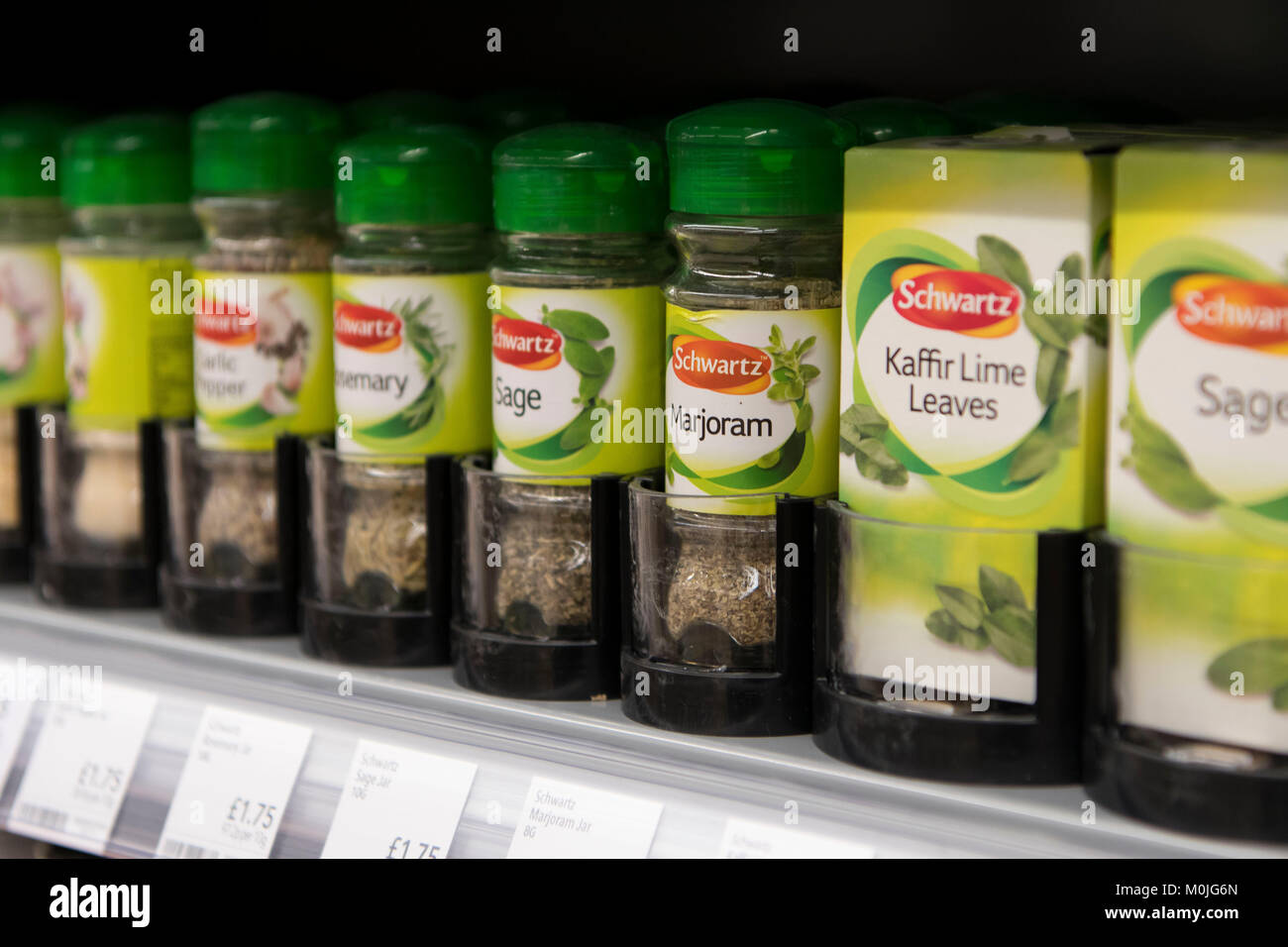 Kräuter und Gewürze in Schwartz auf Anzeige auf einen Supermarkt Regal. Stockfoto