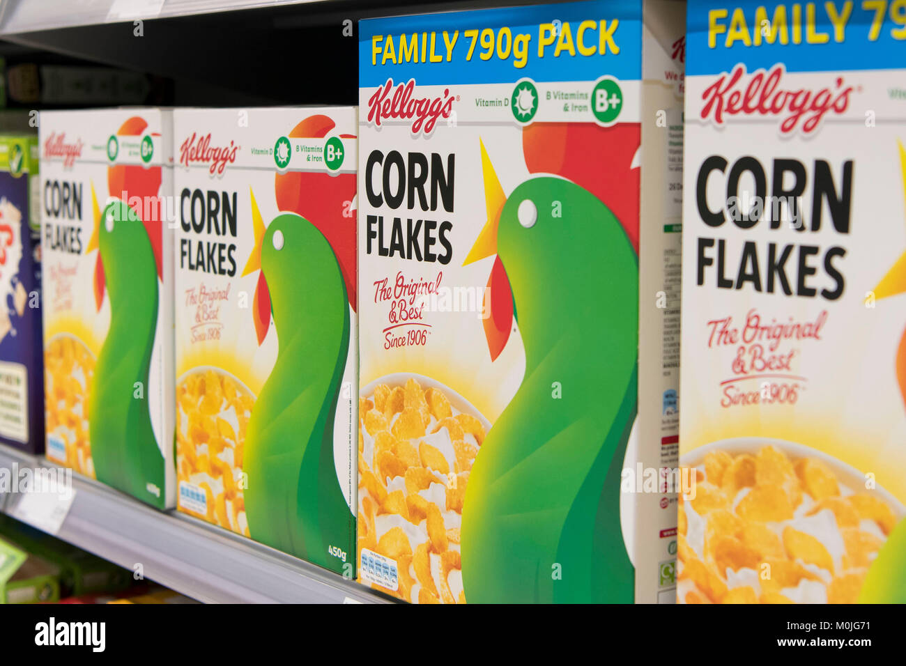 Kellog's Cornflakes Frühstück Müsli auf Anzeige zum Verkauf auf einem Regal. Stockfoto