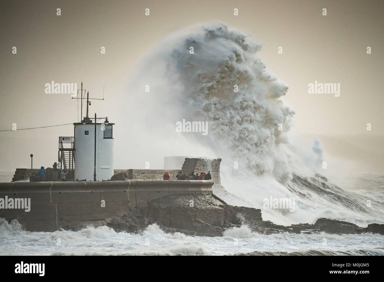 Wellen gegen die hafenmauer an Porthawl, South Wales, UK während Sturm Eleanor. Das Met Office gab eine Unwetterwarnung für starke Winde. Stockfoto