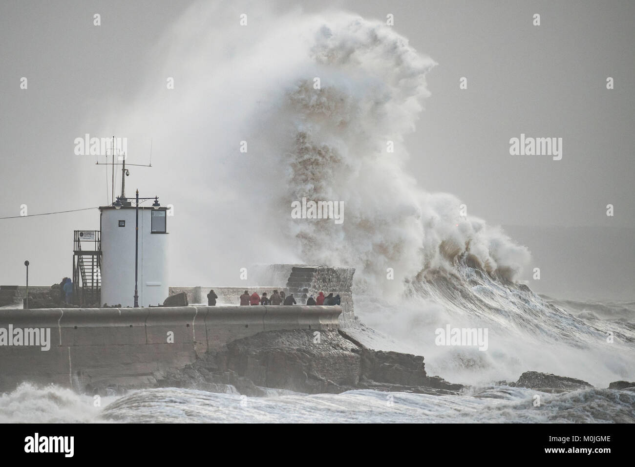 Wellen gegen die hafenmauer an Porthawl, South Wales, UK während Sturm Eleanor. Das Met Office gab eine Unwetterwarnung für starke Winde. Stockfoto