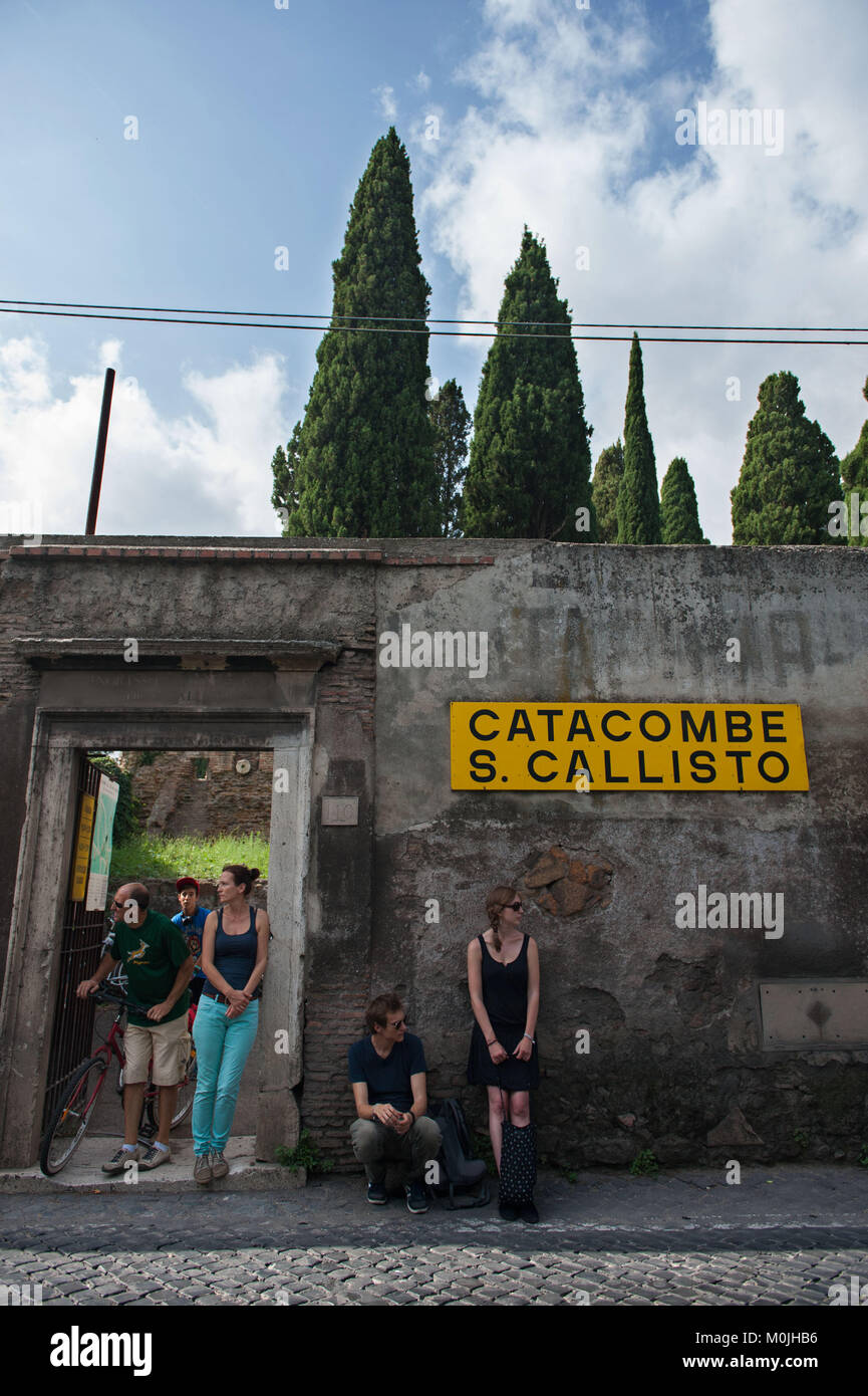 Rom, Italien. Touristen am Eingang zu den Katakomben von San Callisto, Via Appia Antica. Stockfoto