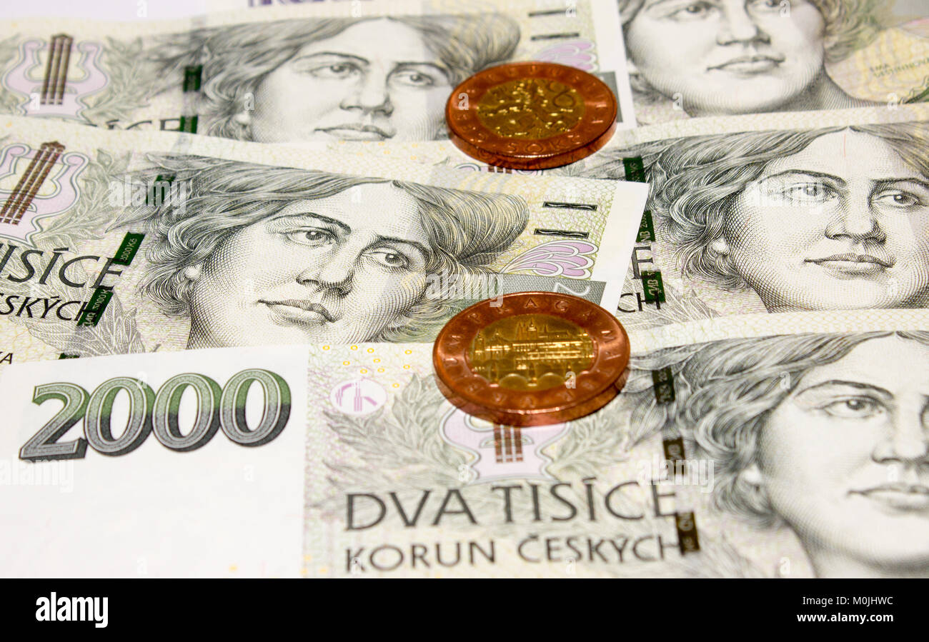 Tschechische Münze auf den verschiedenen tschechischen Banknoten Geld wie Hintergrund. Stockfoto