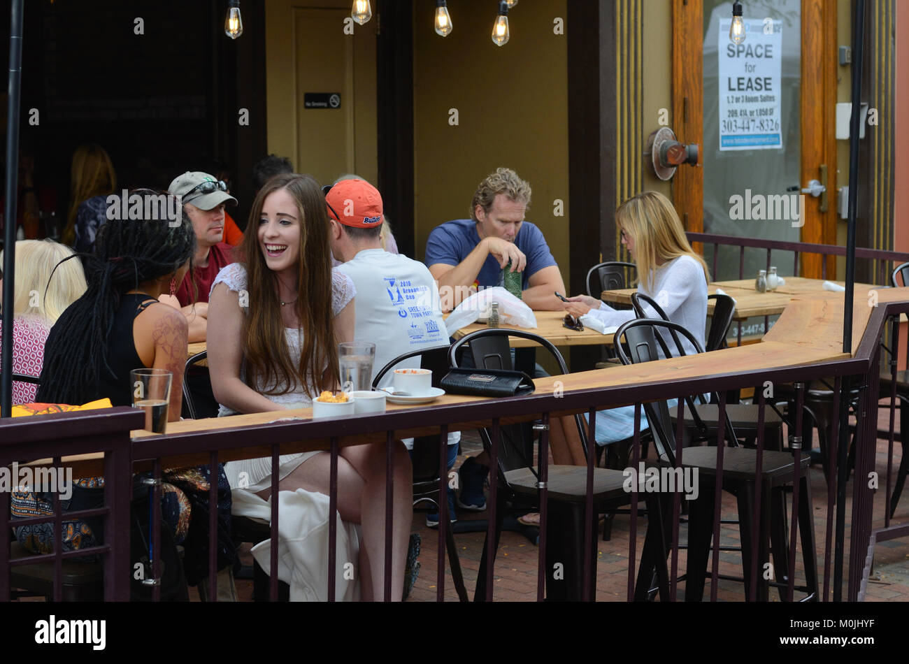 Schirmherren für ein zwangloses Restaurant auf Pearl St. Mall in Boulder, CO, genießen Sie Sitzgelegenheiten im Freien. Stockfoto