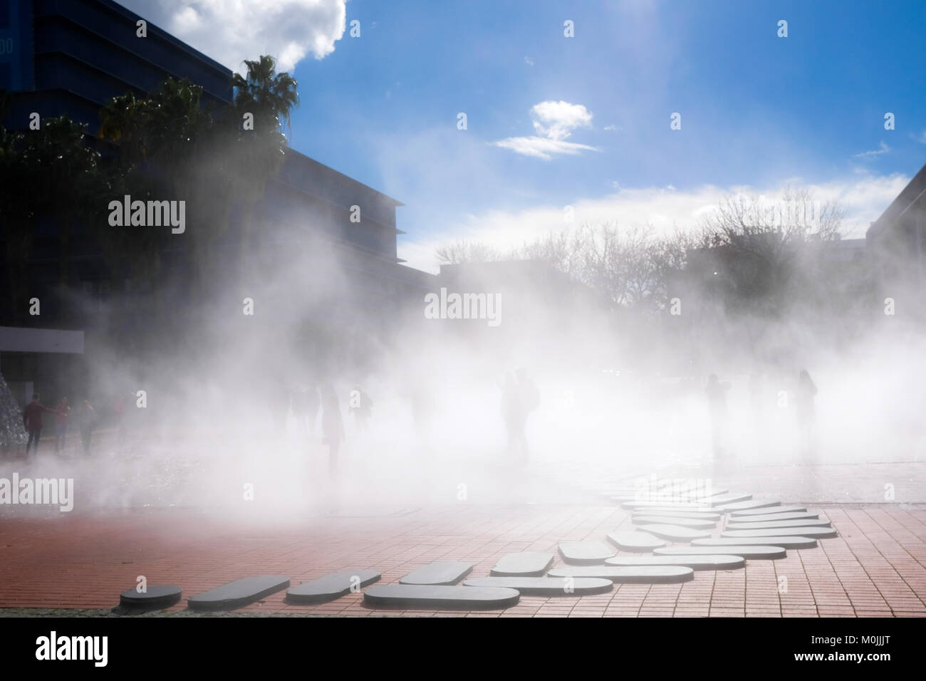 Leute Spaziergang durch eine Dampfsperre Brunnen in einem der vielen öffentlichen Parks von Lissabon Stockfoto