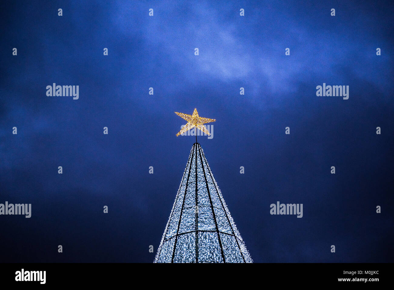 Weihnachtsbeleuchtung, Weihnachtsbaum, Weihnachtsstern Dekor in den Straßen der Stadt, die für Viele die beste Zeit des Jahres. Stockfoto