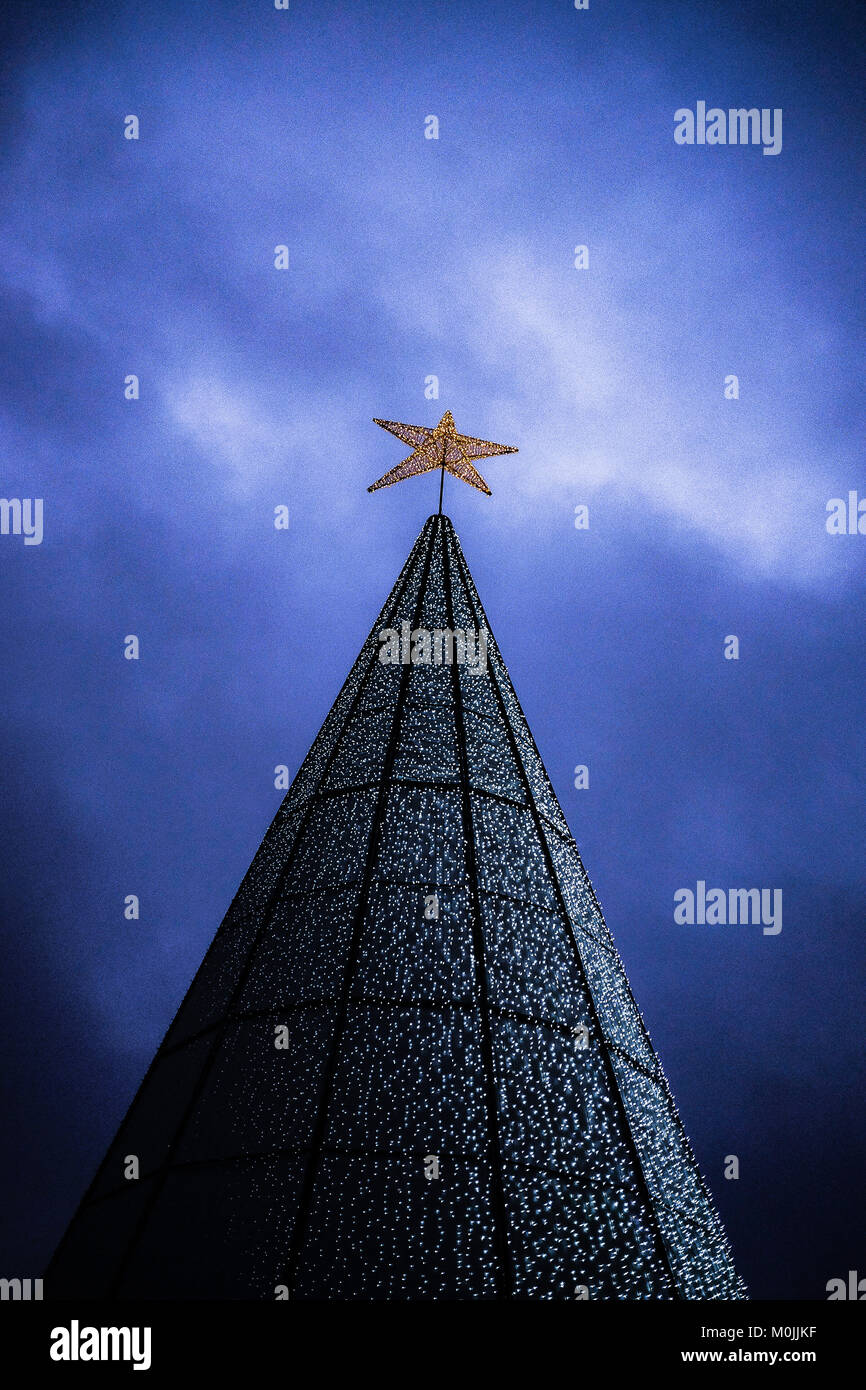 Weihnachtsbeleuchtung, Weihnachtsbaum, Weihnachtsstern Dekor in den Straßen der Stadt, die für Viele die beste Zeit des Jahres. Stockfoto