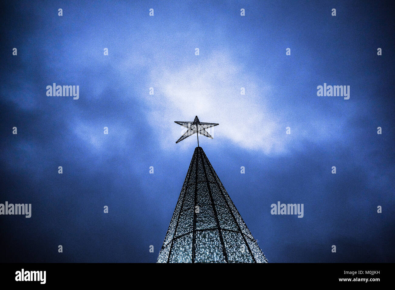 Weihnachtsbeleuchtung, Weihnachtsbaum, Weihnachtsstern Dekor in den Straßen der Stadt, die für Viele die beste Zeit des Jahres. Stockfoto