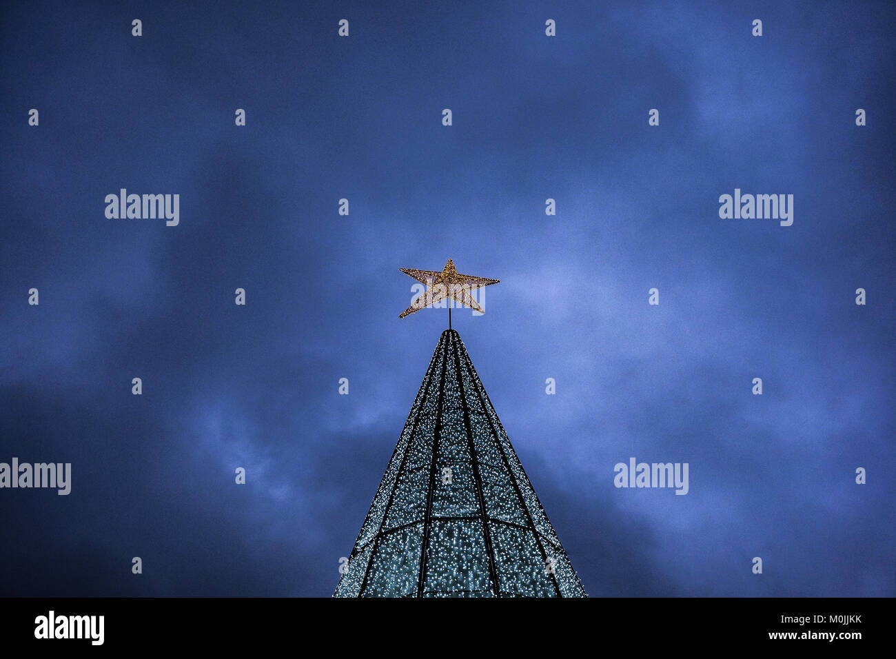 Weihnachtsbeleuchtung, Weihnachtsbaum, Weihnachtsstern Dekor in den Straßen der Stadt, die für Viele die beste Zeit des Jahres. Stockfoto