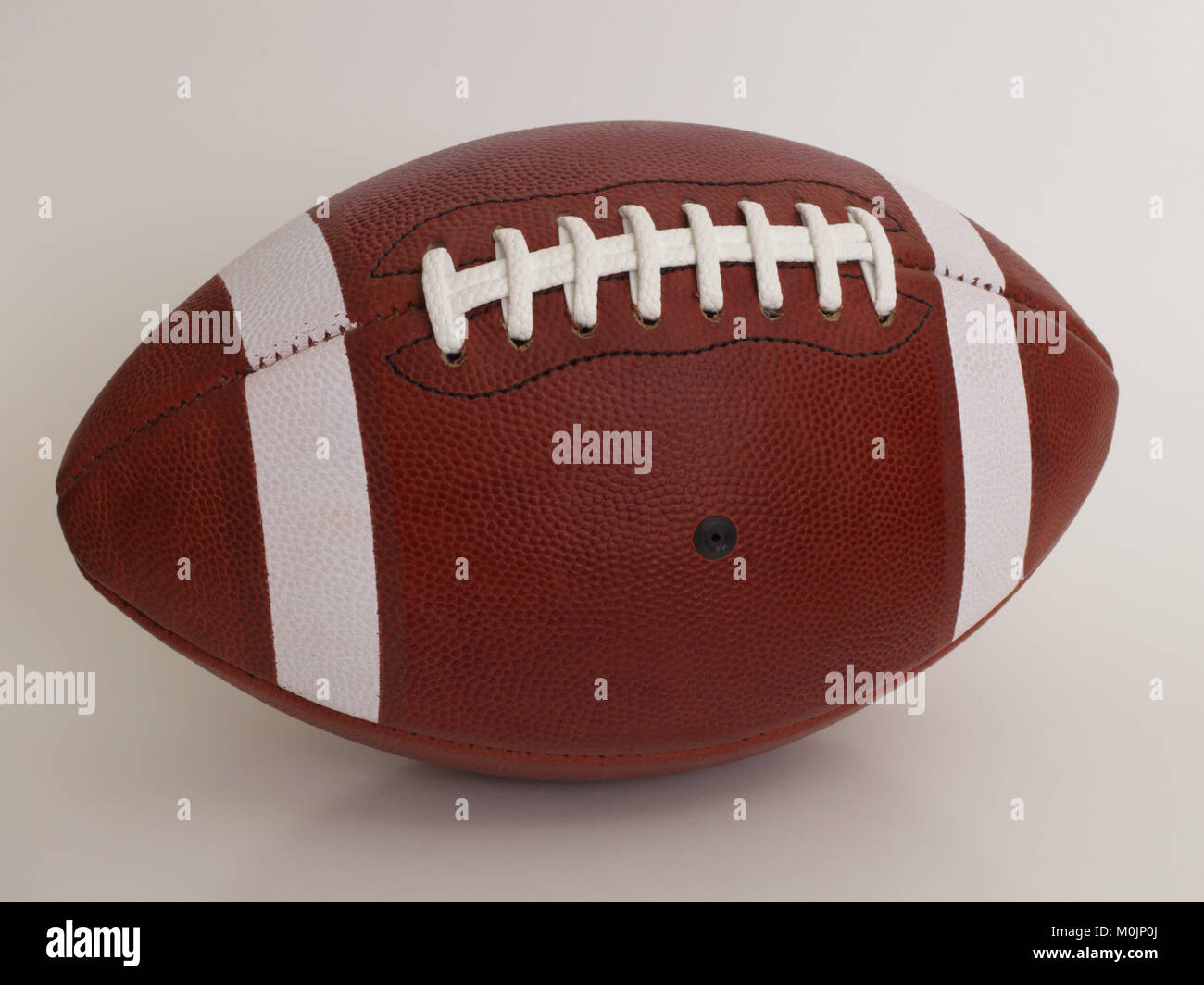 American Football Spiel Ball gegen einen weißen Hintergrund isoliert Stockfoto