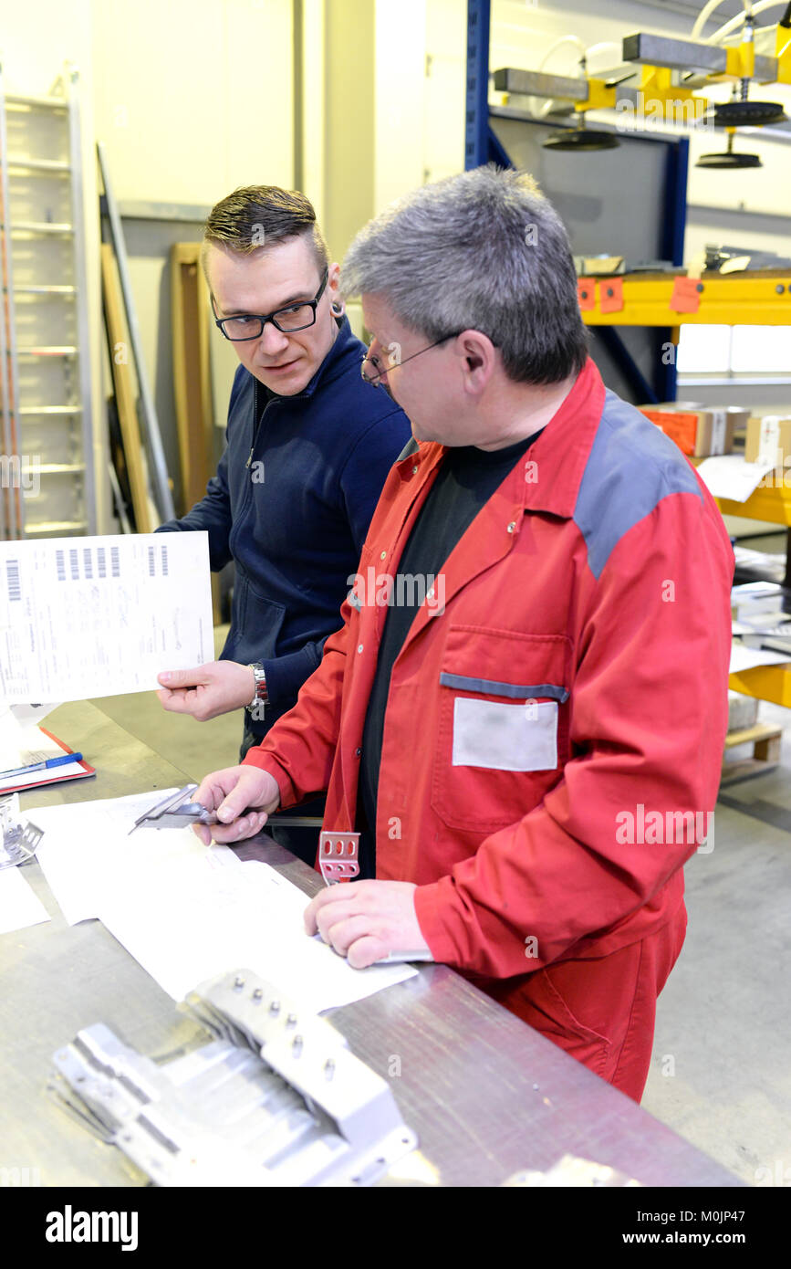 Teamarbeit Diskussion der Arbeitnehmer in der Metallindustrie Stockfoto